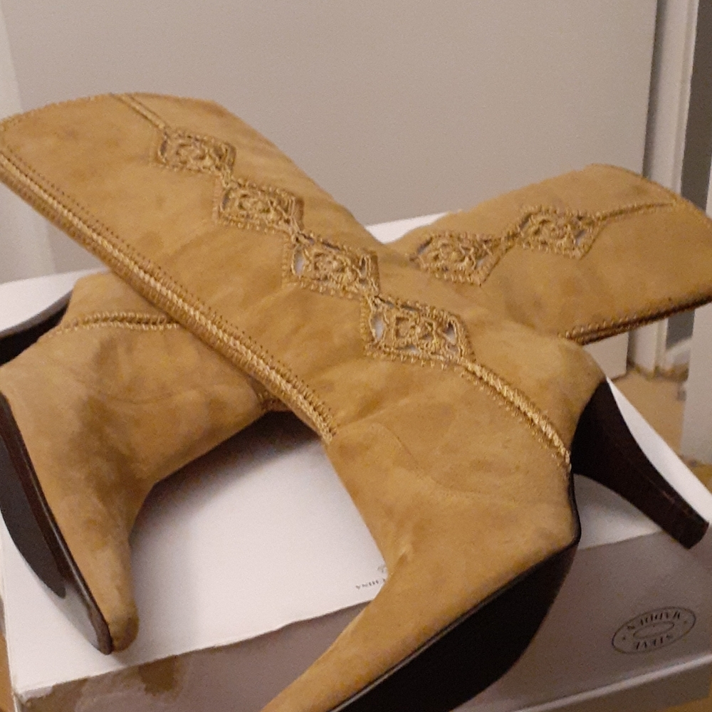 Boots - Picture 4 of 4
